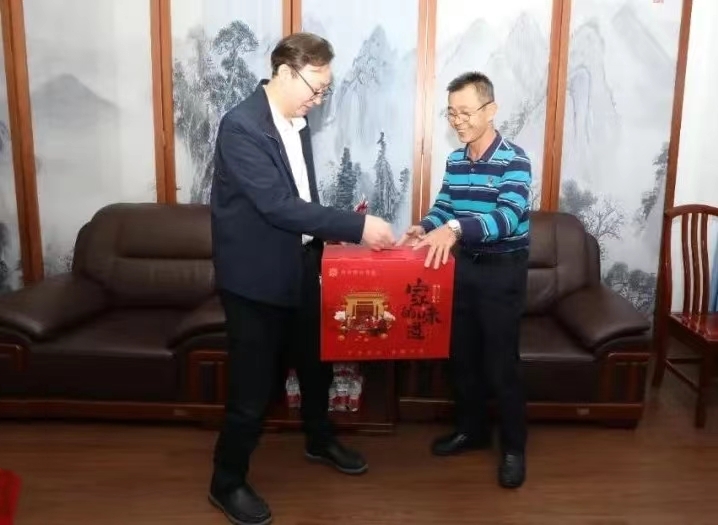 1705652424358509.jpg 陳波一行到海南礦業開展新春走訪慰問.jpg