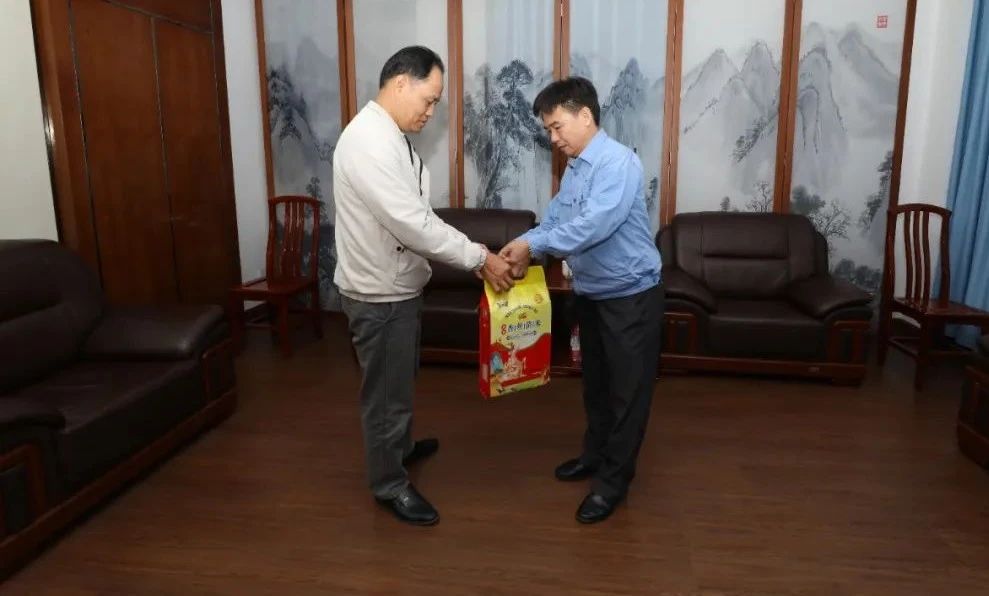 1705652659930442.jpg 海南省總工會到海南礦業開展新春慰問2.jpg