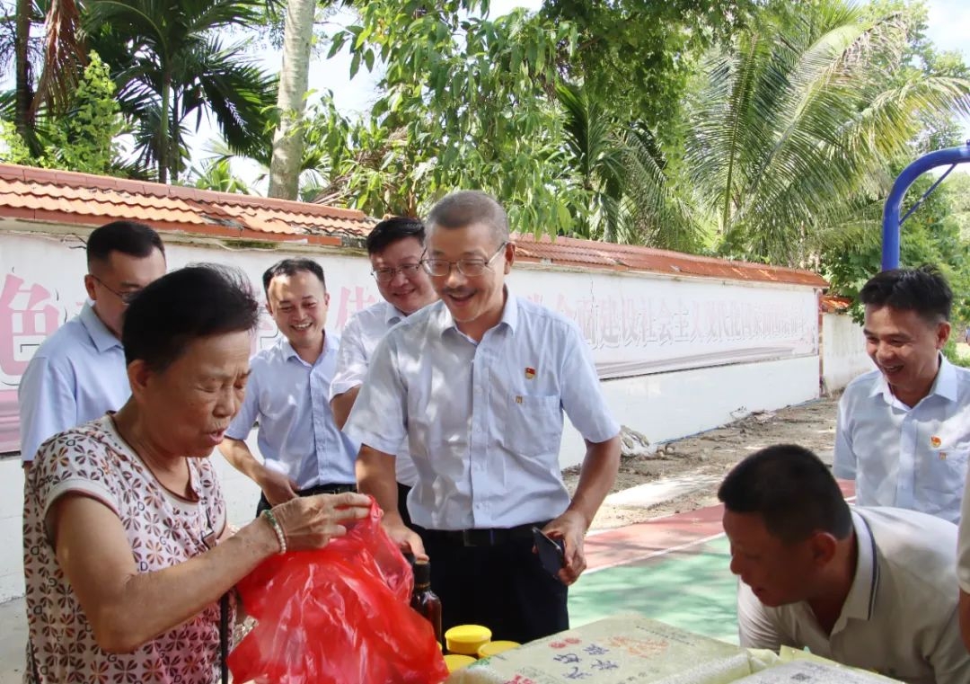 1721038059972601.jpg 劉明東赴屯昌縣興詩(shī)村開(kāi)展鄉(xiāng)村振興工作調(diào)研2.jpg