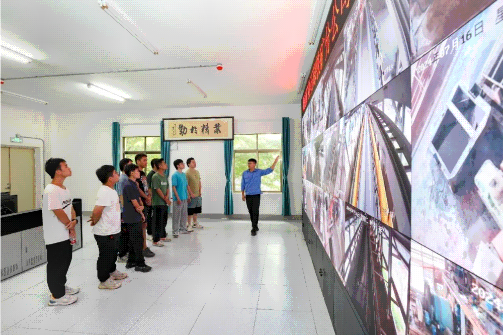 1721353379843094.gif 9名青年員工入職海南礦業石碌鐵礦分公司2_副本.gif