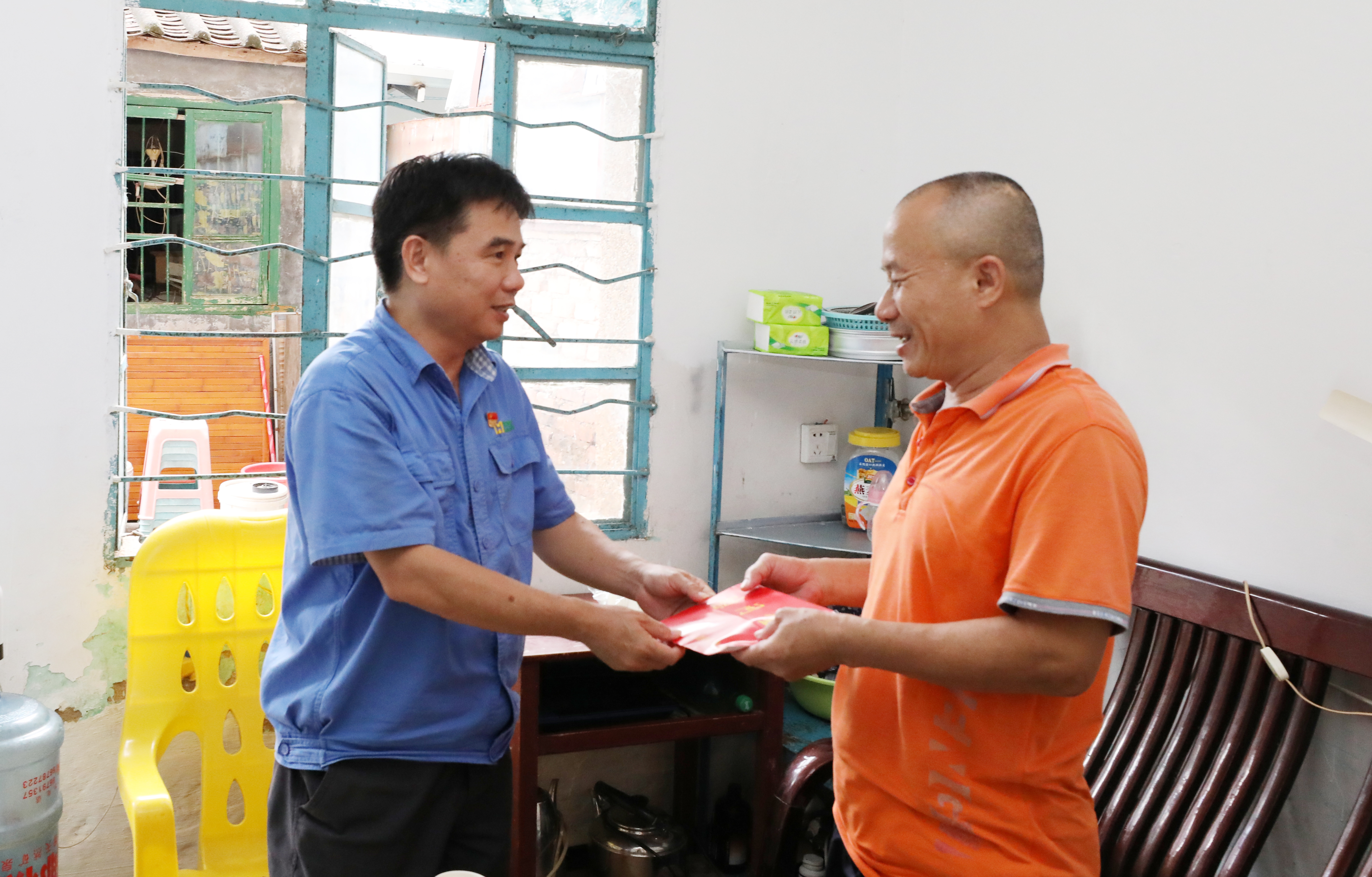 海南礦業(yè)對困難員工子女開展“金秋助學”慰問